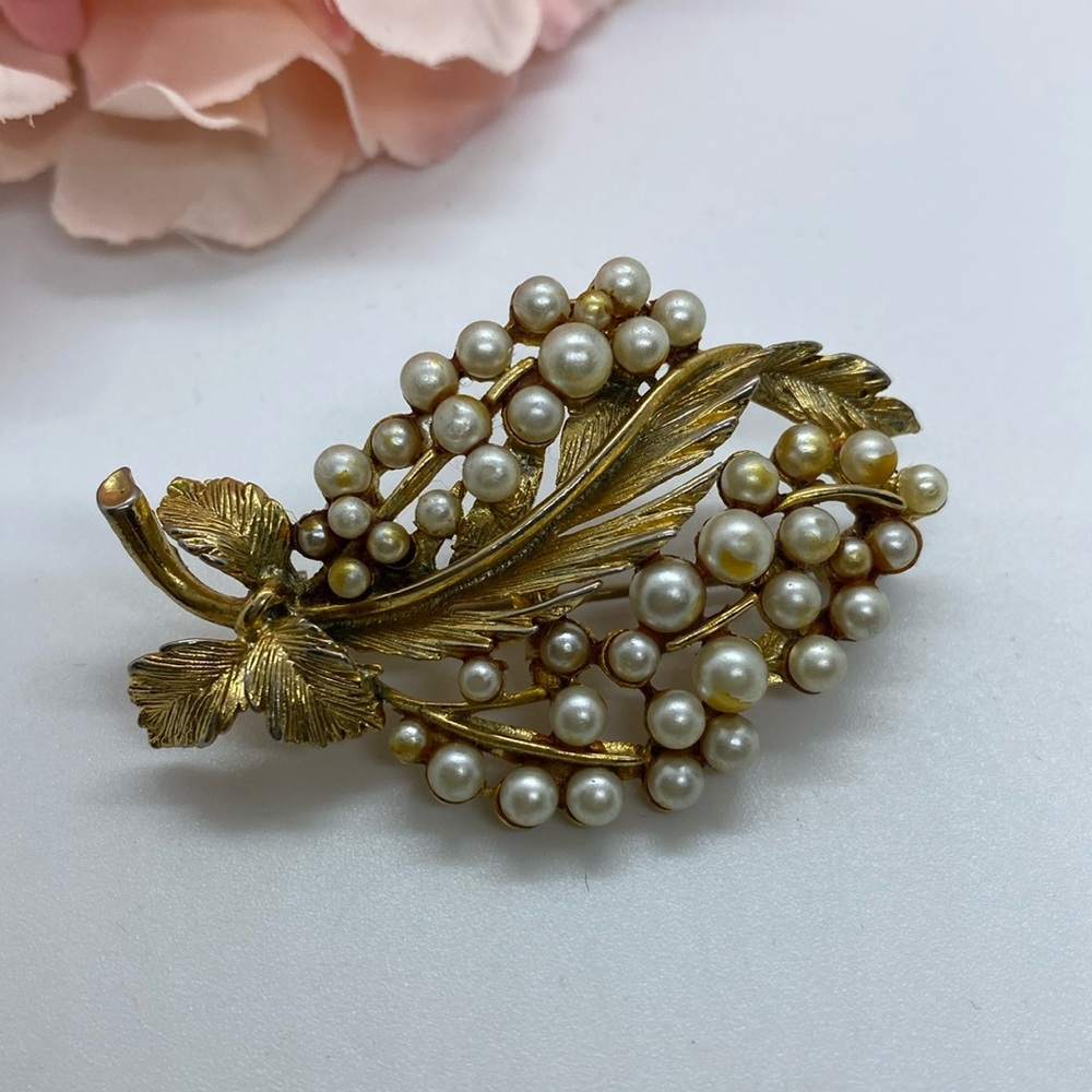 Vintage LISNER Gold Tone Flower Brooch Pin with Pearls